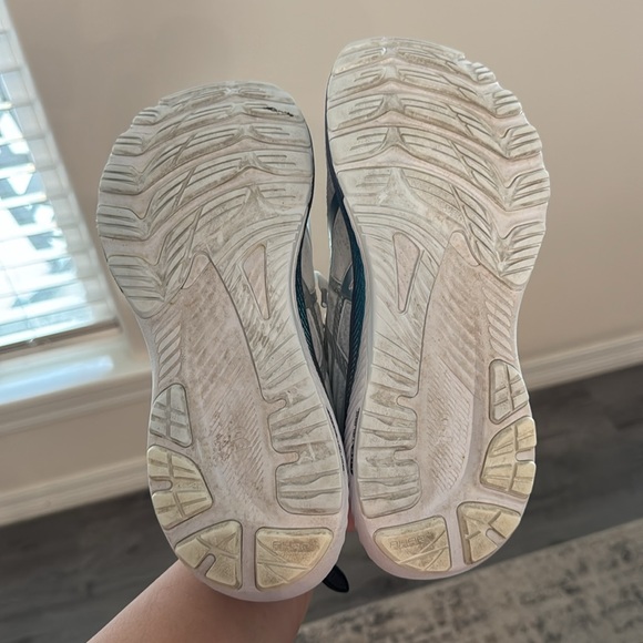 ASICS. Gel Kayano 29. Women’s size 8. - Picture 3 of 5